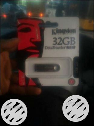 32 GB White And Black Kingston USB Flash Drive Pack