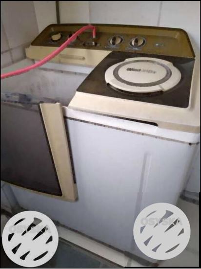 White Top-load Clothes Washer